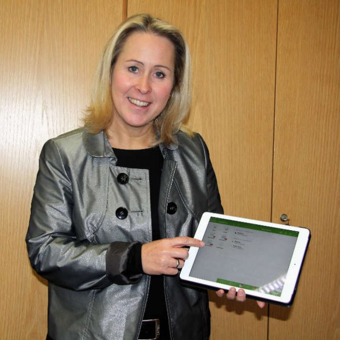 Landrätin Dr. Susanne Ganster präsentiert die Abfall-App Abfall LKSWP, die jetzt für mobile iOS- und Android- Endgeräte zur Verfügung steht auf einem iPad (Foto: Kreisverwaltung Südwestpfalz) Landrätin Dr. Susanne Ganster präsentiert die Abfall-App Abfall LKSWP, die jetzt für mobile iOS- und Android- Endgeräte zur Verfügung steht auf einem iPad (Foto: Kreisverwaltung Südwestpfalz)