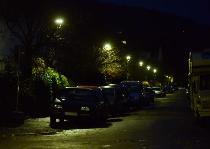 Die neuen Straßenleuchten – hier in der Beethovenstraße – sparen 60 % Energie gegenüber den alten Modellen. Für ganz Heidelberg bedeutet das eine Minderung des Energieverbrauchs um 2,2 GWh und 1.300 t weniger CO2 im Jahr. (Foto: Peter Dorn) Die neuen Straßenleuchten – hier in der Beethovenstraße – sparen 60 % Energie gegenüber den alten Modellen. Für ganz Heidelberg bedeutet das eine Minderung des Energieverbrauchs um 2,2 GWh und 1.300 t weniger CO2 im Jahr. (Foto: Peter Dorn)