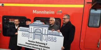 Inbetriebnahme des Bahnsteigs im Beisein von Winfried Hermann, Dr. Peter Kurz, Sven Hantel und Ahmet Pehlivan (Bahnhofsmanager Mannheim) (Foto: Deutsche Bahn AG)