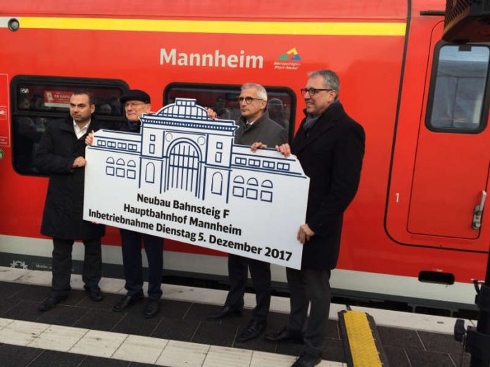 Inbetriebnahme des Bahnsteigs im Beisein von Winfried Hermann, Dr. Peter Kurz, Sven Hantel und Ahmet Pehlivan (Bahnhofsmanager Mannheim) (Foto: Deutsche Bahn AG) Inbetriebnahme des Bahnsteigs im Beisein von Winfried Hermann, Dr. Peter Kurz, Sven Hantel und Ahmet Pehlivan (Bahnhofsmanager Mannheim) (Foto: Deutsche Bahn AG)