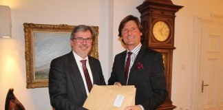Oberbürgermeister Hansjörg Eger übergibt GSW-Geschäftsführer Gerhard Müller die Baugenehmigungen für 16 Doppelhaushälften (Foto: Stadt Speyer)