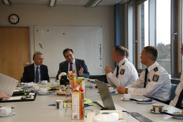 OB Feldmann im Gespräch mit Polizeivizepräsident Walter Seubert (Foto: Polizeipräsidium Frankfurt)