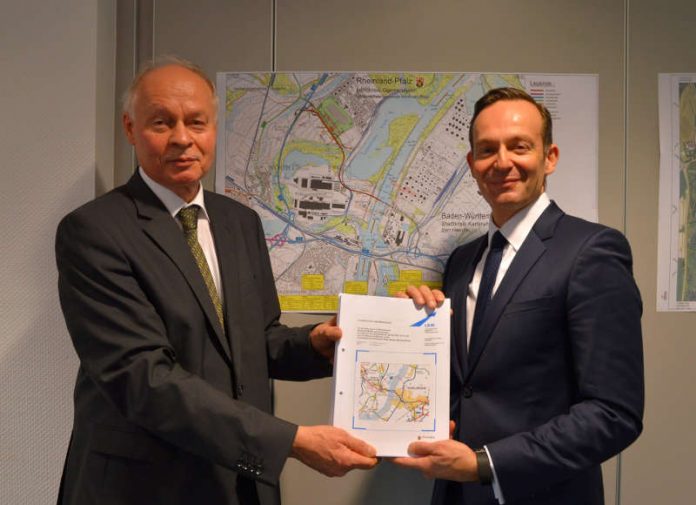 Verkehrsminister Dr. Volker Wissing (re.) erhält Planfeststellungsbeschluss von Dipl.-Ing. Alfred Dreher, Geschäftsführer des LBM Rheinland-Pfalz. (Foto: Wirtschaftsministerium RLP)