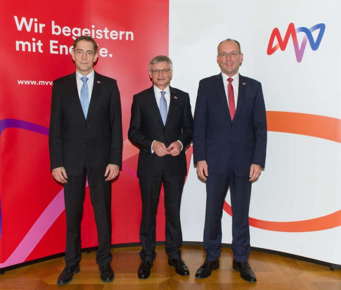 Bilanz-Pressekonferenz 2017 der MVV Energie AG in Frankfurt mit dem Vorstand des Mannheimer Energieunternehmens: v.l.n.r. Dr. Hansjörg Roll, Dr. Georg Müller und Ralf Klöpfer (Foto: MVV-Pressebild) Bilanz-Pressekonferenz 2017 der MVV Energie AG in Frankfurt mit dem Vorstand des Mannheimer Energieunternehmens: v.l.n.r. Dr. Hansjörg Roll, Dr. Georg Müller und Ralf Klöpfer (Foto: MVV-Pressebild)