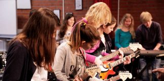 Zwei Tage lang besuchen Dozierende und Studierende der Popakademie Baden-Württemberg ausgewählte Schulen und unterrichten in spannenden Workshops wie man singt, textet und Instrumente spielt. (Foto: Franka Rose)