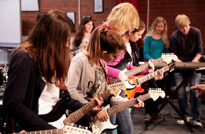 Zwei Tage lang besuchen Dozierende und Studierende der Popakademie Baden-Württemberg ausgewählte Schulen und unterrichten in spannenden Workshops wie man singt, textet und Instrumente spielt. (Foto: Franka Rose)