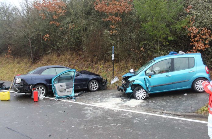 Die unfallbeteiligten Fahrzeuge nach dem Frontalzusammenstoß (Foto: Polizei RLP) Die unfallbeteiligten Fahrzeuge nach dem Frontalzusammenstoß (Foto: Polizei RLP)