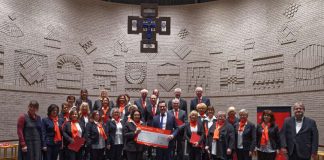 Spendenscheckübergabe - das Geld kommt dem Kindergarten Heilig Kreuz zugute (Foto: Sparkasse Karlsruhe)