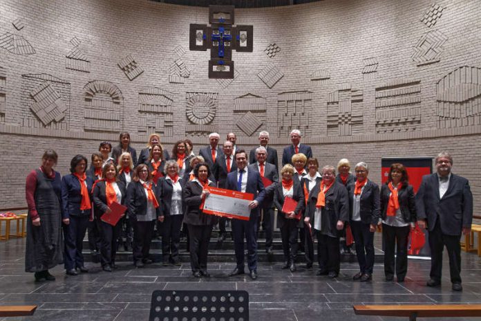 Spendenscheckübergabe - das Geld kommt dem Kindergarten Heilig Kreuz zugute (Foto: Sparkasse Karlsruhe) Spendenscheckübergabe - das Geld kommt dem Kindergarten Heilig Kreuz zugute (Foto: Sparkasse Karlsruhe)