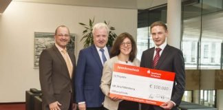 v.l.: Sparkassendirektor Lutz Bode, Klaus Bardutzky, Constanze Falkenberg und Alexander Bardutzky (Foto: Sparkasse Karlsruhe)