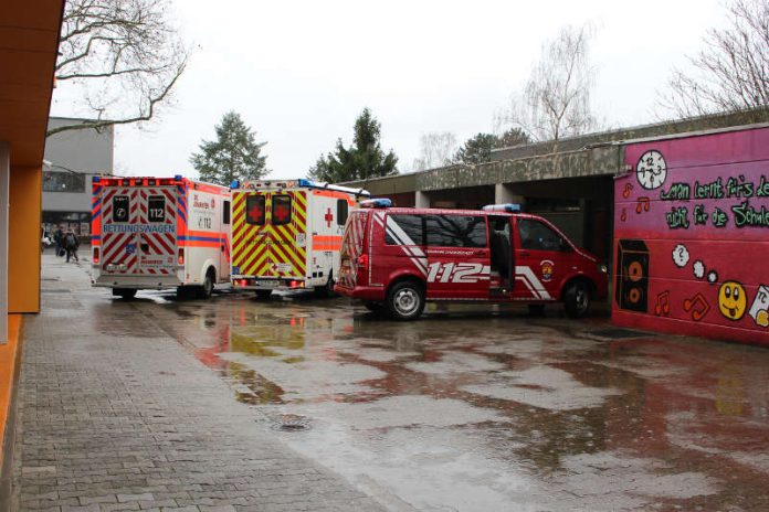 Einsatzfahrzeuge an der Stadtteilschule Arheilgen (Foto: Feuerwehr Darmstadt)