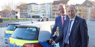Erster Bürgermeister Christian Specht und MVV-Vertriebsvorstand Ralf Klöpfer betanken eines der acht E-Autos mit Strom (Foto: Stadt Mannheim)