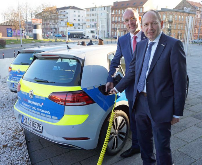 Erster Bürgermeister Christian Specht und MVV-Vertriebsvorstand Ralf Klöpfer betanken eines der acht E-Autos mit Strom (Foto: Stadt Mannheim)