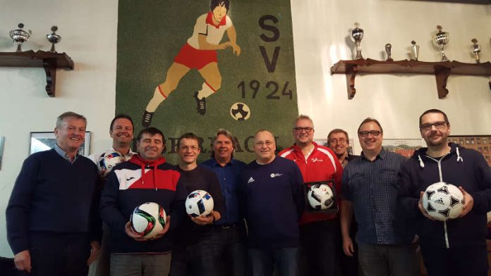 v.l. Johannes Kolmer, Achim Hable (2. Vorsitzender), Jürgen Wessely (Spielausschuss), Ralf Bettinghausen (1. Vorsitzender) und Ronny Zimmermann (Foto: bfv)