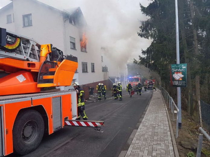 Es brannte im Obergeschoss und Dachgeschoss (Foto: Feuerwehr Wiesbaden)