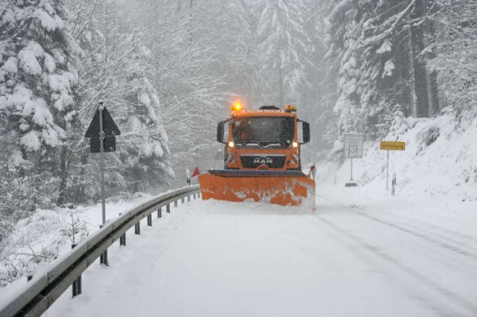 Bei Schnee und Eis sorgt der Winterdienst des Landratsamtes Karlsruhe auf 760 Kilometern Bundes-, Landes- und Kreisstraßen für Befahrbarbarkeit. (Foto: Gustavo Alàbiso) Bei Schnee und Eis sorgt der Winterdienst des Landratsamtes Karlsruhe auf 760 Kilometern Bundes-, Landes- und Kreisstraßen für Befahrbarbarkeit. (Foto: Gustavo Alàbiso)