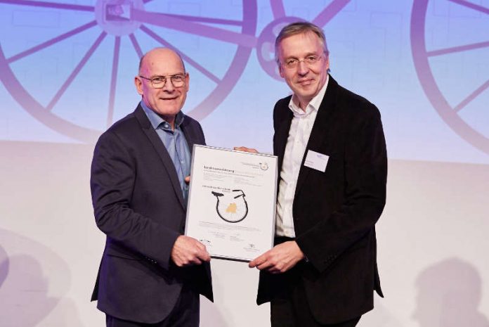 Baden-Württembergs Verkehrsminister Winfried Hermann mit Klaus Elliger, Leiter des Fachbereichs Stadtplanung (Quelle: Stadt Mannheim / Foto: Ben Van Skyhawk) Baden-Württembergs Verkehrsminister Winfried Hermann mit Klaus Elliger, Leiter des Fachbereichs Stadtplanung (Quelle: Stadt Mannheim / Foto: Ben Van Skyhawk)