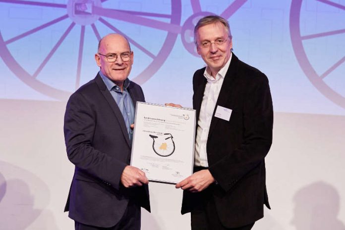 Baden-Württembergs Verkehrsminister Winfried Hermann mit Klaus Elliger, Leiter des Fachbereichs Stadtplanung (Quelle: Stadt Mannheim / Foto: Ben Van Skyhawk)