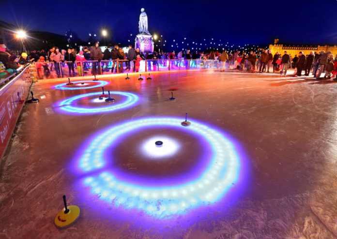 Die KSC-Spieler tauschen den Ball gegen den Eisstock und treten beim Eisstockturnier gegen ihre Fans an. (Foto: Roland Fraenkle - Bildstelle der Stadt Karlsruhe)