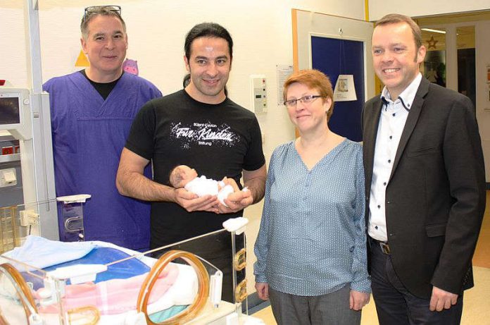 Spendenübergabe mit Bülent Ceylan, vlnr: Dr. Steffen Hien (Oberarzt Klinik für Neonatologie), Bülent Ceylan (mit Frühchenpuppe), Julia Heffner (1. Vorsitzende Elternkreis Frühgeborene und kranke Neugeborene), Marco Gottschall (Leiter Marketing und Kommunikation Mercedes Benz Rhein Neckar) (Foto: UMM)