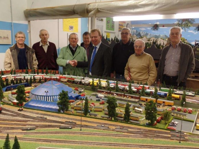 Bürgermeister Matthias Baaß bei den Modelleisenbahnfreunden (Foto: Stadtverwaltung Viernheim)