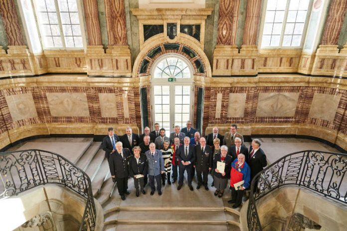 Gruppenbild mit den in diesem Jahr geehrten Helferinnen und Helfern und Minister Thomas Strobl (Foto: Steffen Schmid) Gruppenbild mit den in diesem Jahr geehrten Helferinnen und Helfern und Minister Thomas Strobl (Foto: Steffen Schmid)