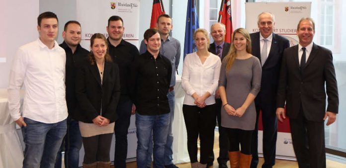 Staatssekretär Randolf Stich (r.) mit den ersten Absolventen des kombinierten Studiengangs „Geoinformatik und Vermessung“ (Foto: MDI)