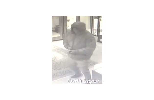 Einer der Täter hielt bei dem Überfall eine Schusswaffe in der Hand. Einer der Täter hielt bei dem Überfall eine Schusswaffe in der Hand.