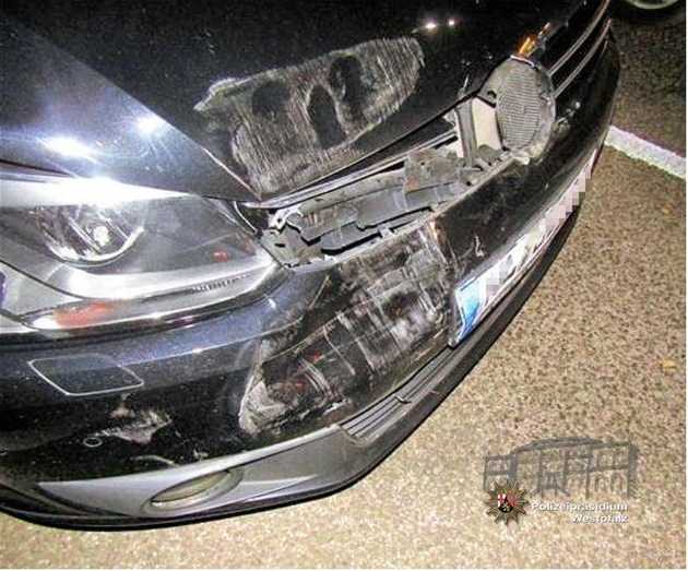 Der VW Touran der Unfallverursacherin wurde im Frontbereich beschädigt Der VW Touran der Unfallverursacherin wurde im Frontbereich beschädigt