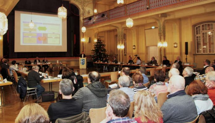 Zum elften Mal kam in der Philippsburger Jugendstilfesthalle die Infokommission zum Kernkraftwerk Philippsburg zusammen. (Foto: Landratsamt Karlsruhe)