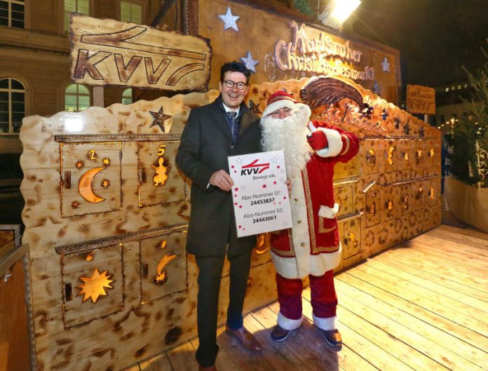 Eine vorweihnachtliche Überraschung für Abo-Kunden verbarg sich auch in diesem Jahr hinter den Türchen des KVV-Adventskalenders, die Geschäftsführer Dr. Alexander Pischon zusammen mit dem Weihnachtsmann auch in diesem Jahr auf dem Karlsruher Christkindlesmarkt öffnete (Foto: KVV)