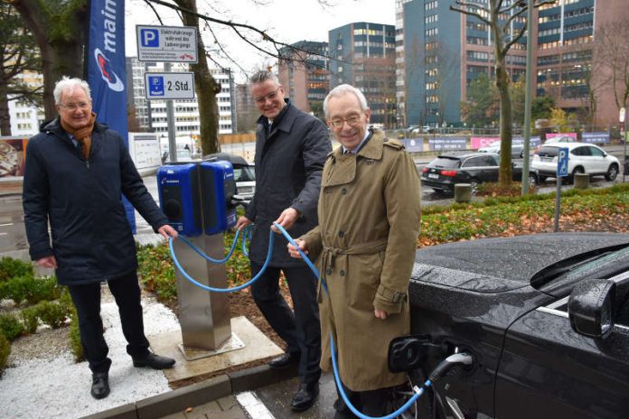 Eschborns Bürgermeister Mathias Geiger, Mainova-Vorstandsvorsitzender Dr. Constantin H. Alsheimer und BAFA-Präsident Andreas Obersteller nehmen die Mainova-Stromtankstelle auf dem BAFA-Parkplatz offiziell in Betrieb. (Foto: BAFA)