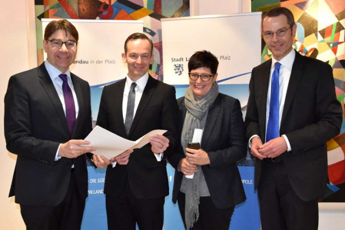 Verfrühtes Weihnachtsgeschenk: Oberbürgermeister Thomas Hirsch, Verkehrsminister Dr. Volker Wissing, die Landtagsabgeordnete Christine Schneider und Bürgermeister Dr. Maximilian Ingenthron (v.l.n.r.) bei der Übergabe des Förderbescheids für die Landauer Horstbrücke. (Foto: Stadt Landau in der Pfalz)