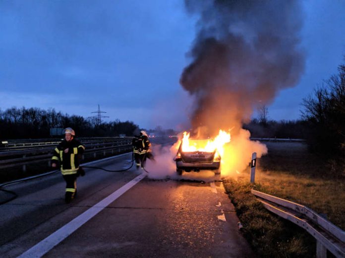 Brennendes Fahrzeug, kurz vor Beginn der Löscharbeiten. (Foto: Robin Dietrich)