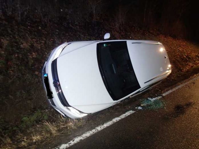 Der SUV auf der Fahrerseite im Straßengraben liegend