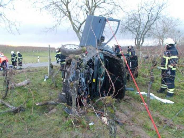 Verunfalltes Auto bei LD-Mörzheim