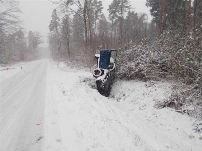Unfall auf schneebedeckter Fahrbahn
