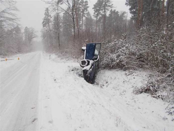 Unfall auf schneebedeckter Fahrbahn Unfall auf schneebedeckter Fahrbahn