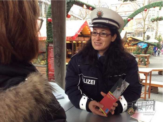 Das Beratungszentrum des Polizeipräsidiums Westpfalz - hier im Bild Melanie Paul - wird auch in diesem Jahr mit einem Info-Stand auf dem Weihnachtsmarkt vertreten sein: am 12. Dezember auf dem Kulturmarkt! Das Beratungszentrum des Polizeipräsidiums Westpfalz - hier im Bild Melanie Paul - wird auch in diesem Jahr mit einem Info-Stand auf dem Weihnachtsmarkt vertreten sein: am 12. Dezember auf dem Kulturmarkt!