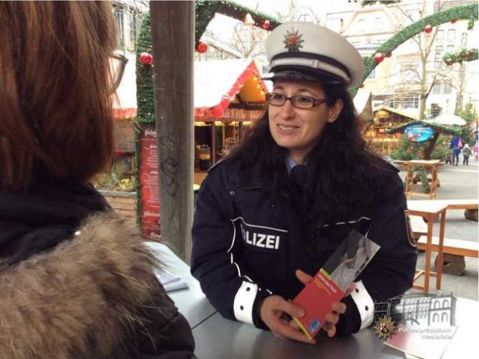 Das Beratungszentrum des Polizeipräsidiums Westpfalz - hier im Bild Melanie Paul - wird auch in diesem Jahr mit einem Info-Stand auf dem Weihnachtsmarkt vertreten sein: am 12. Dezember auf dem Kulturmarkt!