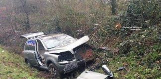 Der Volvo landete im Straßengraben und erlitt Totalschaden.