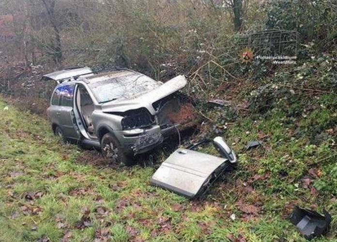 Der Volvo landete im Straßengraben und erlitt Totalschaden.