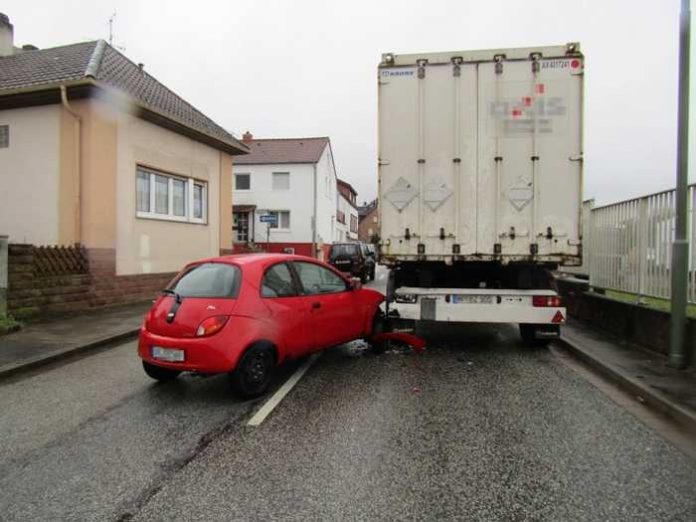 Verkehrssituation falsch eingeschätzt - auf Sattelzug aufgefahren