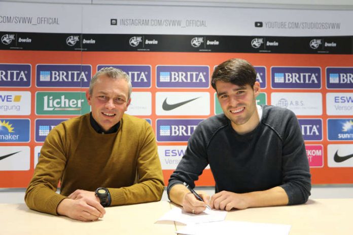 Freuen sich über die Vertragsverlängerung (v. l.): SVWW-Sportdirektor Christian Hock und Sascha Mockenhaupt. (Foto: svww.de)