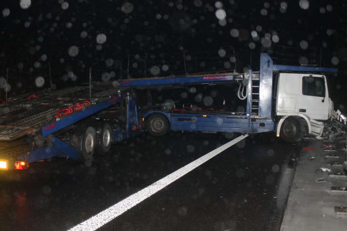Der Transporter steckte fest (Foto: Polizei RLP) Der Transporter steckte fest (Foto: Polizei RLP)