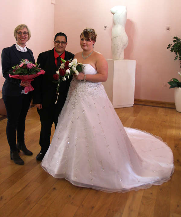 Beigeordnete Stefanie Seiler (l.) und das Brautpaar (Foto Stadt Speyer)