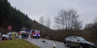 Vier Menschen wurden bei dem Verkehrsunfall verletzt (Foto: Feuerwehr Kaiserslautern)