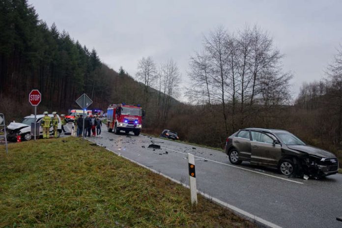 Vier Menschen wurden bei dem Verkehrsunfall verletzt (Foto: Feuerwehr Kaiserslautern) Vier Menschen wurden bei dem Verkehrsunfall verletzt (Foto: Feuerwehr Kaiserslautern)