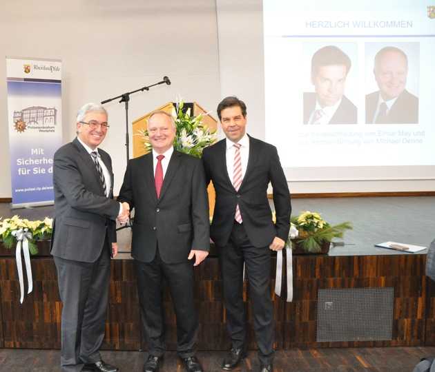 Innenminister Roger Lewentz (links)gratuliert Michael Denne, dem neuen Polizeipräsidenten des Polizeipräsidiums Westpfalz, sowie dem neuen Leiter des rheinland-pfälzischen Verfassungsschutzes, Ministerialdirigent Elmar May