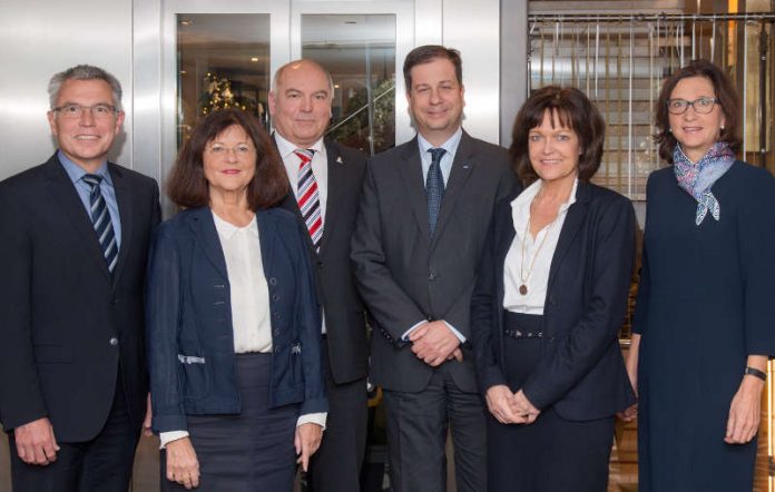 Bei der Vorstandssitzung des Vereins Zukunft Metropolregion Rhein-Neckar (ZMRN) in Ketsch hat der Vorsitzende Luka Mucic (Mitglied des Vorstands SAP SE) gestern Abend vier Vorstandsmitglieder offiziell verabschiedet: Dr. Eva Lohse, Hans Georg Löffler, Theresia Riedmaier und Margret Suckale. (Foto: Metropolregion Rhein-Neckar GmbH)